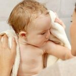 WELEDA Bio Baby Calendula Waschlotion & Shampoo, Naturkosmetik schonendes Duschgel für Babyhaut und Haar, reinigt und pflegt die Kopfhaut von Kindern und Babys (1 x 200ml) – Bild 3