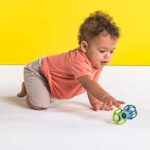 Bright Starts, Oball, Greifling Ball Rassel Spielzeug für unterwegs, Interaktives Babyspielzeug, Greifball, Motorikspielzeug für Babys und Kleinkinder ab der Geburt – Bild 2