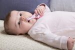 Jordan ® Step 1 Baby Zahnbürste | Baby Zahnbürste 0-2 Jahre | Die Original Kleinkindzahnbürste mit extra weichen Borsten und weichem Beissring für Babygummis und Easy Grip 4-pack – Bild 7