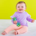 Bright Starts, Oball, Greifling Ball Rassel Spielzeug für unterwegs, Interaktives Babyspielzeug, Greifball, Motorikspielzeug für Babys und Kleinkinder ab der Geburt – Bild 3