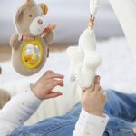 Fehn 3D-Activity-Nest – Weicher Spielbogen mit 5 abnehmbaren Spielzeugen für Babys ab Geburt – Bild 4