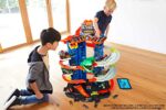 Hot Wheels, City Robo T Rex, MEGAcity Parkgarage mit T-Rex Angriff, mehrstöckig, Mehrspieler-Modus, Platz für +100 Fahrzeuge im Massstab 1:64, Spielzeug Geschenkidee für Kinder ab 3 Jahren – Bild 2