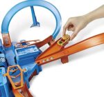 Hot Wheels DTN42, Trackset, mit Rampen, Kreuzungen und Looping, Parkplätzen, + 1 Fahrzeug, Spielzeug Autorennbahn ab 5 Jahren – Bild 4
