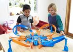 Hot Wheels DTN42, Trackset, mit Rampen, Kreuzungen und Looping, Parkplätzen, + 1 Fahrzeug, Spielzeug Autorennbahn ab 5 Jahren – Bild 2