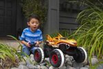 Hot Wheels HGV87 - Monster Trucks Tiger Shark, ferngesteuertes 4x4 Spielzeug-Auto für maximalen Outdoor-Renn-Spass, inklusive USB-Kabel, Spielzeug für Kinder ab 4 Jahren – Bild 2