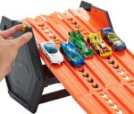 Hot Wheels - Rollout Raceway Trackset, lässt sich zu einer fünfspurigen Rennstrecke ausrollen, Aufbewahrungsbehälter, Spielzeug Autorennbahn für Kinder ab 4 Jahren – Bild 5