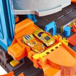 Hot Wheels FTB69 - City Ultimate Parkgarage und Parkhaus für Kinder, Garage mit Hai für +90 Autos, mit Looping Tracks inkl. 2 Spielzeugautos – Bild 5