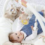 Fehn 3D-Activity-Nest – Weicher Spielbogen mit 5 abnehmbaren Spielzeugen für Babys ab Geburt – Bild 2
