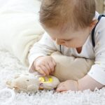 Fehn 3D-Activity-Nest – Weicher Spielbogen mit 5 abnehmbaren Spielzeugen für Babys ab Geburt – Bild 5