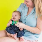 Bright Starts, Oball, Greifling Ball Rassel Spielzeug für unterwegs, Interaktives Babyspielzeug, Greifball, Motorikspielzeug für Babys und Kleinkinder ab der Geburt – Bild 5