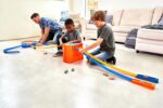Hot Wheels Track Builder Autorennbahn Bauset GGP93 – inkl. 2 Autos, Spurwechsler & Crashzone, ab 4 Jahren – Bild 4