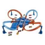 Hot Wheels DTN42, Trackset, mit Rampen, Kreuzungen und Looping, Parkplätzen, + 1 Fahrzeug, Spielzeug Autorennbahn ab 5 Jahren