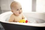 NIVEA BABY Kopf bis Fuss Shampoo & Bad (500 ml), mildes Babyshampoo & Duschgel mit beruhigender Kamille, sanftes Duschbad für Haut und Haare mit Augenschutz – Bild 5