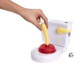 Mattel Kacka Alarm – Lustiges Kinderspiel ab 5 Jahren, 2–4 Spieler – Bild 4