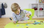 Lena 65828 Hammerspiel, Nagelspiel mit 64 bunten 8 Baustellen Teilen, Grundplatte aus Kork ca. 28 x 19,5 cm, Hammer und Nägel, Klopfspiel für Kinder ab 3 Jahre, Hämmerchenspiel – Bild 7