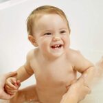 WELEDA Bio Baby Geschenk Set 2022, Babypflege Naturkosmetik Geschenkbox bestehend aus Calendula Windel Wundschutzcreme & Waschlotion. Optimales Pflegeset zur täglichen Pflege von Babys & Kleinkindern – Bild 3