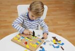 Lena 65828 Hammerspiel, Nagelspiel mit 64 bunten 8 Baustellen Teilen, Grundplatte aus Kork ca. 28 x 19,5 cm, Hammer und Nägel, Klopfspiel für Kinder ab 3 Jahre, Hämmerchenspiel – Bild 6