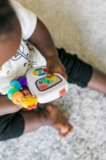 Baby Einstein, Interaktives Babyspielzeug mit Lichtern & Melodien, Perlenschiebespielzeug, Musikwürfel für Kinder, ab 3 Monaten – Bild 4