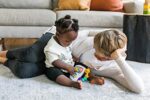 Baby Einstein, Interaktives Babyspielzeug mit Lichtern & Melodien, Perlenschiebespielzeug, Musikwürfel für Kinder, ab 3 Monaten – Bild 9