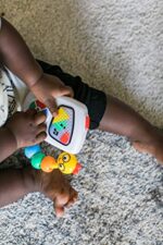 Baby Einstein, Interaktives Babyspielzeug mit Lichtern & Melodien, Perlenschiebespielzeug, Musikwürfel für Kinder, ab 3 Monaten – Bild 7