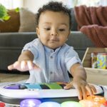 Baby Einstein, 4 in 1 Kickin' Tunes Spieldecke mit 70+ Geräuschen, 25+ Minuten Musik, Erlebnisdecke mit Klavier und Lichtern, Spielmatte mit Spielbogen abnehmbarem Babyspielzeug, ab der Geburt – Bild 9