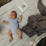 Boba Baby Tragetuch Neugeborene - Elastisches Babytragetuch und Stilltuch für Unterwegs - Einfach zu binden - Babytrage Neugeborene ab Geburt bis 16kg – Bild 9