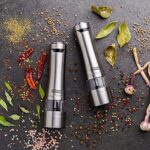 Russell Hobbs Salz und Pfeffer Mühle elektrisch, 2er Set, Edelstahl (Keramikmahlwerk für getrocknete Gewürze & Kräuter, Mahlgrad einstellbar fein bis grob, LED Beleuchtung) Gewürzmühlen 23460-56 – Bild 2