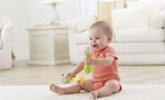 Fisher Price BLT33, Rumba Rasseln mit Stoffenden, Babyspielzeug ab 3 Monaten – Bild 2