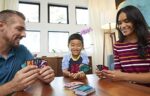 Mattel Games GDR44, UNO Flip Kartenspiel, deutsche Sprachversion, ab 7 Jahren & FPW38, Phase 10 Kartenspiel, deutsche Version – Bild 7