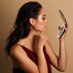 Fancii Tragbarer Taschenspiegel Zweiseitiger Schminkspiegel mit LED Beleuchtung, 1X / 10X Vergrösserung - Kompakt, Klappbarer, Grosse 13cm Reisespiegel Beleuchtet für Kosmetik Unterwegs – Bild 6