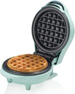 Bestron Mini-Waffeleisen für klassische Waffeln, kleiner Waffelmaker mit Antihaftbeschichtung, für Kindergeburtstage, Familienfeiern, Ostern oder Weihnachten, Retro Design, 550 Watt – Bild 2