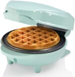 Bestron Mini-Waffeleisen für klassische Waffeln, kleiner Waffelmaker mit Antihaftbeschichtung, für Kindergeburtstage, Familienfeiern, Ostern oder Weihnachten, Retro Design, 550 Watt