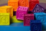 B. toys Baby Spielzeug Stapelturm, weiche Bausteine, Bauklötze Motorikspielzeug, Lernspielzeug, Spielwürfel mit Zahlen und Tieren ab 6 Monaten – Bild 2