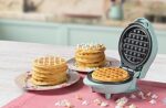 Bestron Mini-Waffeleisen für klassische Waffeln, kleiner Waffelmaker mit Antihaftbeschichtung, für Kindergeburtstage, Familienfeiern, Ostern oder Weihnachten, Retro Design, 550 Watt – Bild 4