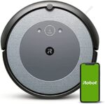 iRobot Roomba i3 (i3152) App-steuerbarer Saugroboter , Zwei Gummibürsten für alle Böden, Ideal bei Haustieren, Individuelle Anpassung per App, Kompatibel mit Sprachassistenten