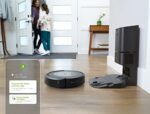iRobot Roomba i3+ Saugroboter mit Absaugstation | App-Steuerung, 2 Gummibürsten, Haustierfreundlich, Sprachassistent-kompatibel – Bild 6