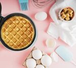 Bestron Mini-Waffeleisen für klassische Waffeln, kleiner Waffelmaker mit Antihaftbeschichtung, für Kindergeburtstage, Familienfeiern, Ostern oder Weihnachten, Retro Design, 550 Watt – Bild 5