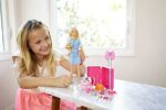 Barbie, Daisy, Ken & Reise Chelsea, Travel Puppe (blond) mit Hündchen, aufklappbarem Koffer, Stickern und mehr Accessoires, Spielzeug ab 3 Jahren – Bild 2