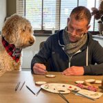 SOLEDI Natürliche Premium Holzscheiben Runde 8-9cm 26 Stücke zum Basteln - Baumscheiben mit Loch für Malerei, DIY, Weihnachten deko - Fest und Stabil Astscheiben mit Lanyard – Bild 6