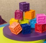 B. toys Baby Spielzeug Stapelturm, weiche Bausteine, Bauklötze Motorikspielzeug, Lernspielzeug, Spielwürfel mit Zahlen und Tieren ab 6 Monaten – Bild 3
