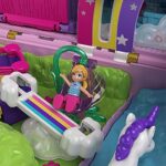 Polly Pocket GVL88 - Einhorn-Party, grosses Spielset mit kleiner Polly und Lila Puppe, +25 Überraschungen,Hüpfburg, Schloss, Schaukel, Schwimmring und mehr, für Kinder ab 4 Jahren – Bild 3