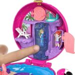 Polly Pocket FRY38 -World Flamingo-Schwimmring Schatulle, zum Spielen und Mitnehmen & GTN13 - Corgi-Hundehotel Schatulle im Haustierhotel-Design, Spielzeug ab 4 Jahren – Bild 3