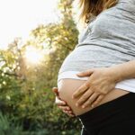 WELEDA Bio Mama Schwangerschafts-Pflegeöl - Naturkosmetik Massage Schwangerschaftsöl zur Vorbeugung von Schwangerschaftsstreifen / Dehnungsstreifen am Bauch, Oberschenkel und Brust – Bild 9