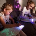 Nene Toys iLight – Magische Tafel Zaubertafel – Zeichnen & Malen mit Licht für Kinder – Mal-Spiel für Jungen & Mädchen von 3 bis 12 Jahre – Kreatives, Originelles & Lehrreiches Geschenk – Bild 3