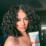 Curlsmith - Hold Me Softly Style Balm - Vegane weiche Halte-Styling-Creme für welliges und lockiges Haar, natürlicher Look – Bild 4