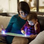 Nene Toys iLight – Magische Tafel Zaubertafel – Zeichnen & Malen mit Licht für Kinder – Mal-Spiel für Jungen & Mädchen von 3 bis 12 Jahre – Kreatives, Originelles & Lehrreiches Geschenk – Bild 2
