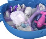 Polly Pocket GKJ52 - Narwal-Eisspass Schatulle mit lustigen Überraschungen, den kleinen Puppen Polly und Lila, Husky mit Schlitten, Eisbär-Figur und Stickerbogen; Spielzeug für Kinder ab 4 Jahren – Bild 5