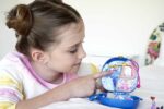 Polly Pocket GKJ52 - Narwal-Eisspass Schatulle mit lustigen Überraschungen, den kleinen Puppen Polly und Lila, Husky mit Schlitten, Eisbär-Figur und Stickerbogen; Spielzeug für Kinder ab 4 Jahren – Bild 6