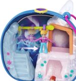 Polly Pocket GKJ52 - Narwal-Eisspass Schatulle mit lustigen Überraschungen, den kleinen Puppen Polly und Lila, Husky mit Schlitten, Eisbär-Figur und Stickerbogen; Spielzeug für Kinder ab 4 Jahren – Bild 3