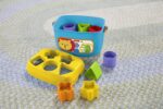 Fisher Price FFC84, Babys Erste Bausteine Baby Spielzeug Formensortierspiel mit Spielwürfeln und Eimer zum Verstauen & Fisher Price GYM46,  Bunte Stapelbecher,  Babyspielzeug ab 6 Monaten – Bild 5